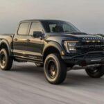 Hennessey nunca se conforma con lo “suficiente”, y su VelociRaptor 1000 Super Truck es la prueba. Con más de 1.043 CV gracias a un V8 sobrealimentado con compresor de 3.8 litros, consigue cifras de superdeportivo: 0 a 100 km/h en 3,1 segundos y 11,4 segundos en el cuarto de milla. Una creación que demuestra que todavía hay espacio para las pick-ups de combustión más extremas.