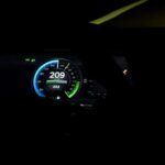 El sistema de frenada regenerativa de Tesla es una joya tecnológica que transforma la energía cinética en electricidad para recargar la batería. Ajustar el nivel de regeneración a tu estilo de conducción puede marcar la diferencia en la autonomía final. Dominar esta función no solo aumenta la eficiencia, sino que también proporciona una experiencia de conducción más fluida y deportiva.