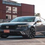 El Honda Accord híbrido es un clásico moderno que combina robustez y eficiencia. Este vehículo destaca por su longevidad, una conducción suave y un sistema híbrido fiable que permite mantener un consumo bajo incluso después de varios años. Es una apuesta segura para quienes buscan durabilidad y valor a largo plazo.