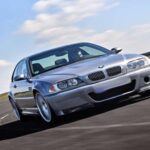 El BMW M3 E46 es considerado uno de los mejores coches para conductores exigentes. Su motor 3.2 litros atmosférico de 333 CV entrega potencia lineal y un sonido estimulante. La combinación de tracción trasera, dirección comunicativa y equilibrio perfecto lo convierte en un coche divertido y muy preciso. Su diseño musculoso y elegante sigue siendo atemporal, mientras que el interior está enfocado en el confort y la experiencia del conductor.