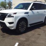 El Nissan Armada es un SUV de gran tamaño que mezcla lujo y robustez. Su chasis de acero proporciona estabilidad en carretera y resistencia fuera de ella. Equipado con un motor V8, es ideal para remolque y viajes largos. El interior ofrece tecnología avanzada y un habitáculo confortable, perfecto para familias que buscan versatilidad y prestaciones en un solo vehículo.