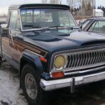 Entre finales de los 70 y principios de los 80, Jeep lanzó el Gladiator Honcho, un pick-up que destacaba por su diseño llamativo, gráficos audaces y auténtica capacidad off-road. Parte de la serie J de Jeep, ofrecía robustez y versatilidad en terrenos complicados. Hoy se le reconoce por su carácter vintage y ADN 100% Jeep, siendo muy valorado entre los amantes de la marca.
