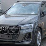 El Audi Q7 ha sido siempre un referente en el segmento premium familiar, pero en 2025 su mantenimiento es especialmente elevado. Su compleja electrónica, los sistemas de asistencia a la conducción y la conectividad avanzada requieren diagnósticos especializados y actualizaciones de software constantes. Es un SUV en el que la comodidad y la tecnología se pagan dos veces: al comprarlo y al mantenerlo.