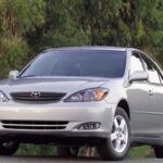 El Toyota Camry de 2006 sigue siendo sinónimo de fiabilidad absoluta. Su motor 2.4 litros de cuatro cilindros (2AZ-FE) ha demostrado ser prácticamente indestructible. Con un interior cómodo, amplio y un índice de confiabilidad de 4.8/5, es la elección racional por excelencia. Quizás no gane un concurso de diseño, pero como buen “motor Honda RA” en la F1 de antaño, cumple su función con disciplina y constancia.