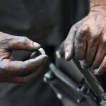 Los coches eléctricos requieren técnicos formados y herramientas específicas. Las zonas con pocos talleres especializados pueden encarecer el seguro, porque los tiempos de reparación se alargan y los costes aumentan. Tener un taller cercano reduce este impacto.