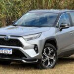 Precio de venta sugerido: $34,050 a $49,885
El Toyota RAV4 Hybrid es un clásico dentro de los híbridos confiables. Con un diseño práctico y excelente economía de combustible, mantiene su valor en el tiempo, convirtiéndolo en una opción inteligente para compradores conscientes del presupuesto que desean una inversión a largo plazo.