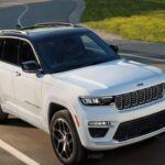 Precio de venta sugerido: $60,490
El Jeep Grand Cherokee PHEV 4xe decepciona por su escaso confort y limitado valor real. Los usuarios destacan su consumo de combustible poco eficiente en la vida real y consideran que la experiencia general no justifica su elevado precio en comparación con otros SUV híbridos enchufables del mercado.