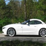 Disponible entre 2009 y 2016, el BMW Z4 E89 fue un descapotable icónico gracias a su techo rígido retráctil, que le permitía transformarse en coupé o cabrio en cuestión de segundos. Montaba una gama de motores turboalimentados con gran respuesta y un chasis pensado para ofrecer agilidad y precisión.

En el interior, el Z4 ponía al conductor en el centro de todo: un cockpit orientado al disfrute al volante, acabados de lujo y un diseño elegante. Sin duda, un BMW que representaba como pocos el concepto de “pura conducción”.