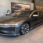 Concebido por exingenieros de Tesla, el Lucid Air rompió una de las mayores barreras de los eléctricos: la autonomía. Fue el primer modelo en superar las 500 millas (más de 800 km) con una sola carga. Todo ello acompañado de un interior de lujo, comparable al de un Bentley, y un rendimiento capaz de mirar de tú a tú a los superdeportivos.