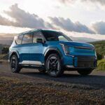 El Kia EV9 2025 es una auténtica revolución en el segmento de los SUV eléctricos familiares. Con capacidad para siete pasajeros, una autonomía estimada de 304 millas (489 km) y tiempos de carga de solo 24 minutos del 10% al 80%, se convierte en un referente de practicidad y tecnología. Además, la NHTSA le otorgó la máxima puntuación en seguridad, consolidando su estatus como uno de los vehículos eléctricos más completos del mercado. Su precio inicial es de 54.900 dólares.
