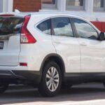 Aunque de menor tamaño que los anteriores, el Honda CR-V demuestra que la longevidad no es exclusiva de los SUV grandes. Entre 2007 y 2016, este modelo se consolidó como uno de los compactos más resistentes del mercado. Con un 27,5% de probabilidad de alcanzar los 400.000 km según distintos estudios, ofrece un equilibrio perfecto entre eficiencia, bajos costes de mantenimiento y una fiabilidad a prueba de todo. Un SUV ideal para quienes buscan practicidad y resistencia en un formato más urbano.