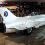 En 1953, General Motors presentó el Firebird I, un coche experimental con motor de turbina inspirado en la aviación. Con alas, cola y cabina acristalada, parecía más un caza a reacción que un coche. Aunque no llegó a producción, abrió el camino a nuevas ideas sobre la movilidad y la energía alternativa.