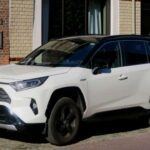 Aunque Toyota es sinónimo de fiabilidad, también enfrentó demandas relacionadas con la dirección. El Toyota RAV4, entre otros modelos, fue señalado por fallos que podían comprometer la seguridad de los ocupantes. Estos casos llevaron a la marca japonesa a lanzar investigaciones internas y recalls para mitigar riesgos, demostrando que incluso los fabricantes más prestigiosos no están exentos de errores.