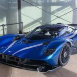 El Aston Martin Valkyrie es un proyecto nacido con el ADN de la Fórmula 1, desarrollado en colaboración con ingenieros de Red Bull Racing. Su V12 atmosférico de 6.5 litros combinado con un motor eléctrico alcanza los 1.160 CV, suficiente para acelerar de 0 a 100 km/h en menos de 3 segundos. Con un precio de 3 millones de dólares, es una obra maestra de aerodinámica y rendimiento.