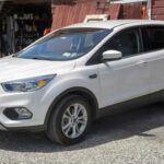 En el caso del Ford Escape, los modelos entre 2017 y 2019 destacan por su buena relación calidad-precio. Este SUV ofrece una conducción cómoda y silenciosa, acompañada de un consumo eficiente. Además, cuenta con equipamiento tecnológico actualizado como Apple CarPlay y Android Auto, algo poco común en coches de su rango de precio en el mercado de ocasión.
