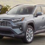 El Toyota RAV4 continúa siendo uno de los SUV más recomendables del mercado. Conocido por su fiabilidad a largo plazo, este modelo combina eficiencia, buen valor de reventa y sistemas de seguridad de última generación. La versión híbrida, aunque ajustada de precio, también puede encontrarse por debajo del umbral de los 40.000 dólares, lo que lo convierte en una compra especialmente inteligente.