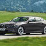 El BMW Serie 5, desde 59.900 dólares, es la opción ideal para quienes buscan un coche premium con carácter deportivo. Disponible en versiones híbridas enchufables y con potentes mecánicas de seis y ocho cilindros, este sedán ofrece un comportamiento dinámico y preciso sin renunciar al confort. Para quienes disfrutan tanto de autopistas como de carreteras secundarias, el Serie 5 es la combinación perfecta de lujo y placer de conducción.
