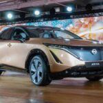 En su versión Platinum+, el Nissan Ariya supera fácilmente los 60.000 dólares, entrando en un terreno donde los rivales coreanos ofrecen mucho más por menos dinero. Su punto débil está en la carga rápida limitada a 130 kW, muy por debajo de Hyundai y Kia, además de la ausencia de Android Auto en pleno 2025. La depreciación del modelo es otro factor preocupante, perdiendo valor a un ritmo alarmante en el mercado de segunda mano.