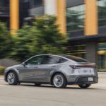 El diseño del Model Y 2026 sigue la línea minimalista de Tesla, pero introduce sutiles cambios en paragolpes y ópticas para mejorar la aerodinámica. Con un coeficiente de arrastre optimizado, no solo gana en eficiencia, sino que también ofrece una estética más refinada y moderna.