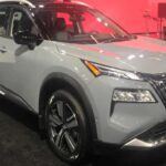 El Nissan Rogue ha ganado protagonismo con su suspensión refinada y su cabin insonorizada, que garantizan una experiencia de conducción tranquila y relajada. El diseño interior es moderno, con materiales de buena calidad y un conjunto de tecnologías avanzadas para la seguridad y el entretenimiento. Con amplio espacio para pasajeros y maletero, se presenta como un SUV muy equilibrado para viajes largos o trayectos urbanos.