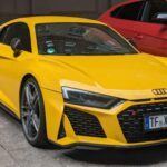 El Audi R8 V10 Performance representa la cara más emocionante de la marca de los cuatro aros. Su motor atmosférico V10 de 5.2 litros ofrece 602 CV y una aceleración de 0 a 100 km/h en 3,2 segundos. Gracias al sistema de tracción total Quattro, transmite una seguridad impecable incluso en conducción extrema. Además, su interior combina lujo con ergonomía deportiva, demostrando que se puede tener un coche de diario con alma de competición.