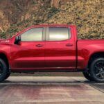 La Chevrolet Silverado es otra de las grandes protagonistas en el segmento. Con motores que ofrecen hasta 430 lb./ft. de par, logra superar a la Tundra en este apartado, además de destacar en las valoraciones de fiabilidad de J.D. Power. Su precio base es competitivo y cuenta con una hermana gemela, la GMC Sierra, que comparte plataforma y mecánica, pero con un diseño exterior diferenciado. Si buscas robustez y confianza a largo plazo, la Silverado es una opción muy sólida.