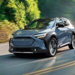 Si tu objetivo es dar el salto a la movilidad 100% eléctrica, el Subaru Solterra 2024 es una de las recomendaciones más sólidas. Este SUV eléctrico, con precio base de 46.340 dólares, puede obtener hasta un 5% de descuento durante el fin de semana del Día del Trabajo. A esto se suma el crédito fiscal federal para vehículos eléctricos, que vence el 30 de septiembre, lo que significa un ahorro doble para el comprador.