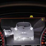 La visión nocturna proyecta en la pantalla imágenes de lo que las luces delanteras no alcanzan a mostrar, detectando animales, peatones o calor en la carretera. Aunque parece futurista, en realidad añade una distracción más al conductor.

Por qué no vale la pena: La conducción nocturna exige máxima concentración, y apartar la vista a una pantalla puede ser más peligroso que útil. Esta tecnología sí tiene potencial en sistemas de seguridad autónomos, pero no como un “juguete” para el conductor.