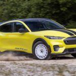 El Ford Mustang Mach-E ofrece un diseño atractivo, una conducción emocionante y un interior de calidad superior. Su mayor depreciación respecto a otros rivales permite a los compradores obtener mucho más por menos dinero. Una de sus grandes ventajas es el acceso a la red de supercargadores de Tesla a partir de 2023 mediante adaptadores, lo que elimina gran parte de la ansiedad por la autonomía. En definitiva, un SUV eléctrico con alma deportiva y apto tanto para viajes largos como para el día a día.