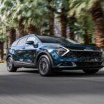 El Kia Sportage ha sido durante años uno de los SUV compactos más exitosos del mercado, y su versión híbrida confirma el porqué. Su motor 1.6 turboalimentado junto a un sistema eléctrico rinde 227 CV, suficientes para ofrecer dinamismo incluso cargado con equipaje. A ello se suma un maletero que puede alcanzar los 73,7 pies cúbicos de capacidad (más de 2.000 litros). El consumo, de 42 mpg en ciudad y 44 en carretera (aprox. 5,4 l/100 km), lo sitúa entre los más eficientes de su segmento.
