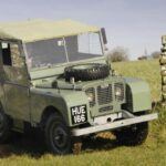 El primer Land Rover surgió tras la Segunda Guerra Mundial, inspirado en el éxito del Jeep militar. Con 50 caballos de potencia y cambios de marcha a través de una palanca en el suelo, su conducción era primitiva, pero su rendimiento en terrenos embarrados del Reino Unido lo convirtió en un referente. Hoy, el “Huey”, primer ejemplar fabricado, se exhibe en el British Motor Museum, recordando los orígenes del todoterreno británico.