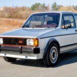 El Volkswagen Rabbit fue un hatchback pequeño y divertido que dejó una marca indeleble en los conductores que buscaban economía, agilidad y estilo. Aunque originalmente fue presentado como el Golf Mk1 en los EE.UU., Volkswagen lo renombró como Rabbit para el mercado estadounidense en 1983, donde se mantuvo como una opción popular hasta 2009. Su motor de 2.5 litros y cinco cilindros le permitía ofrecer una conducción divertida sin sacrificar la eficiencia de combustible. En un mundo dominado por los SUVs, el Rabbit sigue siendo un recordatorio de la simplicidad y diversión de los hatchbacks, y muchos lamentan su descatalogación.