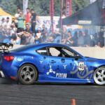El Nissan GT-R es un coche deportivo que impresiona por su rendimiento y su tecnología avanzada, pero también es un coche que requiere una gran inversión en mantenimiento. A pesar de su impresionante poder y agilidad, el GT-R no se destaca por su fiabilidad, y las reparaciones pueden ser extremadamente costosas. Además, su diseño envejece y su precio de reventa no es el mejor. Si buscas algo con mejor calidad de construcción y una mayor durabilidad, el Porsche 911 es una opción mucho más sólida, con una gran reputación en términos de fiabilidad y revalorización.