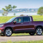 Potencial de vida útil: 248,669 millas
El Honda Ridgeline ofrece lo mejor de ambos mundos: la practicidad de una camioneta y el rendimiento de un coche. Con una vida útil de hasta 300,000 millas según HotCars, esta pickup es más duradera de lo que muchos creen. Su diseño innovador y su sistema de tracción integral lo convierten en una opción ideal para aquellos que necesitan un vehículo versátil para trabajo y aventuras. Además, su fiabilidad es una de las más destacadas en el mercado de las camionetas, gracias a la ingeniería precisa y la calidad de los materiales de Honda.