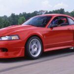 El 2000 Mustang SVT Cobra R es un modelo que llevó la potencia al límite. En lugar de los tradicionales motores V8, Ford optó por un motor V8 de 5.4 litros y 385 caballos de fuerza, complementado con una suspensión de rendimiento Eibach y Bilstein, y una transmisión manual de seis velocidades. La versión Cobra R fue un modelo de edición limitada, con solo 300 unidades producidas, que se vendían sin radio ni aire acondicionado, enfocándose únicamente en el rendimiento puro. Además, este modelo fue el primero en incorporar la suspensión independiente en el eje trasero, una novedad en la línea Mustang. La exclusividad y el alto rendimiento lo han convertido en uno de los modelos más codiciados por los coleccionistas.