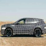 Según Oliver Zipse, CEO de BMW, el iX3 no solo competirá con Tesla, sino que establecerá el estándar para la industria de los EV. BMW se ha propuesto desarrollar un nuevo EV desde cero, con una plataforma completamente nueva que integra la tecnología más avanzada y sistemas de baterías innovadores. BMW promete que este modelo marcará una diferencia en eficiencia y rendimiento.