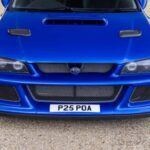 El Prodrive P25 se distingue por su diseño inconfundible, con detalles que rinden homenaje a los coches de rally Subaru de los años 90. Con sus ruedas doradas clásicas, el coche no solo ofrece un rendimiento superior, sino que también representa una declaración de estilo. Los asientos bucket y los cinturones de seguridad de tres puntos contribuyen a una experiencia que rememora los rallys de la época, y la estética del vehículo sigue siendo una de sus principales atracciones.