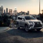 Con un precio de partida de $64,250, el Lexus GX se distingue como un SUV mediano de lujo que promete una longevidad impresionante. Este vehículo es perfecto para quienes buscan un SUV robusto, pero que también ofrezca el confort propio de la marca Lexus. El GX se sitúa en el puesto 5 de los SUV más duraderos, según iSeeCars, y ocupa el puesto 9 en el ranking global de vehículos capaces de superar las 250,000 millas. Gracias a su diseño sólido y su motor potente, el Lexus GX es ideal tanto para terrenos difíciles como para viajes largos.