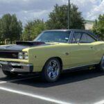 El 1968 Dodge Coronet 318 fue otro de esos muscle cars con una apariencia impresionante, pero un rendimiento decepcionante. Su motor 318 V8 producía 230 caballos de fuerza, lo que le permitía alcanzar los 16.9 segundos en el ¼ de milla. Con una suspensión similar a la del Plymouth Satellite, basada en torsión y resortes de hoja, el Coronet ofrecía una conducción cómoda pero sin emociones fuertes. A pesar de esto, Dodge vendió más de 100,000 unidades en 1968, lo que demuestra que muchos consumidores preferían el diseño de un muscle car sin los costos asociados con un motor de alto rendimiento.