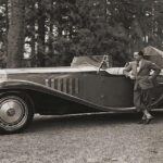 El Hispano-Suiza J12 fue la joya de la corona de la marca española, destacándose como un modelo de lujo en los años 30. El J12 estaba disponible con un motor V12 de 9.4 litros, lo suficientemente grande para proporcionar una potencia impresionante. Sin embargo, algunos modelos fueron equipados con una versión aún más grande de este motor, alcanzando 11.3 litros. Este coche fue diseñado para ofrecer lo mejor en lujo, rendimiento y comodidad, y sus 12 cilindros le dieron una ventaja considerable en términos de potencia y suavidad de conducción. Con una estética de alta gama y una ingeniería sobresaliente, el J12 fue uno de los modelos más emblemáticos de Hispano-Suiza durante la década de 1930.