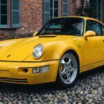 El Porsche 911 (964) Turbo S Leichtbau de 1993 es una pieza clave en la historia de los 911 Turbo. Solo se fabricaron 86 unidades de este modelo extremadamente ligero. Gracias al uso de fibra de carbono y aluminio, el Turbo S Leichtbau fue 400 libras más ligero que el 911 Turbo estándar y ofreció 61 caballos de fuerza adicionales. Este modelo continúa siendo una pieza de colección muy deseada, con precios que han superado el millón de dólares en subastas.