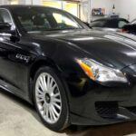 El Maserati Quattroporte ha sido el sueño de muchos amantes de los autos de lujo, pero sus problemas de fiabilidad rápidamente desilusionaron a sus propietarios. Entre los fallos más frecuentes se encuentran deficiencias en el sistema de infoentretenimiento, fallos en la transmisión y problemas eléctricos. Estos problemas, sumados a la alta costosa reparación de las piezas y componentes, hicieron que muchos conductores reconsideraran si valía la pena mantener un vehículo tan problemático. Para un coche tan exclusivo, la falta de fiabilidad fue un golpe duro.