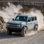 El Ford Bronco 2023 ha vuelto al mercado con una oferta impresionante de configuraciones, desde dos puertas hasta motor turboalimentado y una excelente tracción a las cuatro ruedas. Con una distancia al suelo de 13,1 pulgadas, el Bronco Badlands es una opción ideal para quienes buscan rendimiento sin comprometer la fiabilidad. Con su paquete Sasquatch, incluye una suspensión elevada y amortiguadores Bilstein, listos para cualquier terreno.