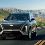 El Cadillac Vistiq 2026 representa el futuro de los SUVs eléctricos de lujo. Con capacidad para 7 pasajeros, una potencia de 615 caballos de fuerza y más de 300 millas de autonomía, el Vistiq se presenta como un modelo perfecto para las familias que no quieren comprometerse con el lujo ni el rendimiento. Su tecnología avanzada incluye el sistema de conducción autónoma Super Cruise, una pantalla envolvente y un sistema de sonido de 23 altavoces, posicionándolo como el SUV eléctrico premium de Cadillac.