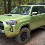El Lime Rush, con su intenso verde amarillo, definitivamente no es un color para todos. Este tono fue introducido para algunos modelos de la 4Runner, pero rápidamente fue considerado demasiado extraño, ya que su saturación de verde fosforescente lo hace parecer un vehículo de película de terror más que un todoterreno elegante. Su apariencia chocante no favorece la robustez y resistencia que la 4Runner representa, y su tono tan fuerte es demasiado difícil de integrar con otros colores y elementos visuales. Si no quieres que tu SUV se vea como algo sacado de un parque temático, mejor evita este color.