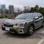 El Subaru Forester es la opción ideal para aquellos que necesitan un vehículo que pueda ir a cualquier lugar y hacer todo. Con tracción en las cuatro ruedas de serie y una impresionante fiabilidad a largo plazo, este SUV ha cultivado una leal base de propietarios. Muchos mantienen sus Foresters en excelente estado incluso después de recorrer más de 200,000 millas (más de 320,000 km), gracias a su motor confiable y su construcción robusta. Con un interior espacioso y un diseño que resiste el paso del tiempo, el Forester es la prueba de que los vehículos bien diseñados pueden perdurar por muchos años.