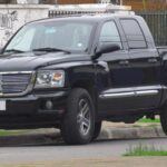 La Dodge Dakota se presenta como una opción asequible dentro del segmento de camiones medianos, con modelos entre 2005 y 2011 que se destacan por su motor V8 potente y su estructura sólida. Con precios que rondan entre $6,000 y $12,000, este camión es perfecto para quienes buscan un vehículo resistente para trabajos tanto ligeros como más exigentes. Su motor robusto, combinado con una cabina cómoda y un buen sistema de suspensión, lo convierten en una opción muy valorada en el mercado de segunda mano. Además, la Durabilidad y el rendimiento fiable de la Dakota siguen siendo reconocidos por los propietarios a lo largo del tiempo.