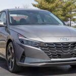 El Hyundai Elantra ha dejado atrás su pasado de coche económico y se ha consolidado como una opción fiable dentro de los vehículos compactos. Su diseño sencillo y fácil mantenimiento lo convierten en una opción ideal para quienes buscan un coche que no dé muchos problemas a lo largo del tiempo. El Elantra ha ganado popularidad por su capacidad para superar las 200,000 millas sin sacrificar comodidad ni eficiencia, algo que pocos vehículos en su segmento logran.