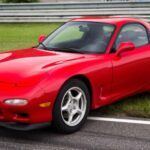 El Mazda RX-7 de tercera generación, conocido como FD3S, es uno de los autos más emblemáticos de la historia de Mazda. Su innovación radicaba en su motor rotativo, una tecnología única que Mazda perfeccionó para ofrecer un rendimiento incomparable. El RX-7 FD3S estaba equipado con un sistema de turboalimentación secuencial que eliminaba el retardo de los turbos, algo común en otros autos con motores turbocompresores. Este sistema mejoraba la eficiencia y entregaba potencia de forma suave y constante, una primicia para los autos de producción. Su diseño aerodinámico y su enfoque en el peso ligero hicieron que el RX-7 fuera un favorito de los entusiastas del automovilismo.