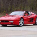 El Ferrari 512 TR es uno de los deportivos más emblemáticos de la marca italiana, lanzado a principios de la década de 1990. Equipado con un motor V12 de 4.9 litros que desarrolla 428 caballos de fuerza, el 512 TR puede alcanzar una velocidad de 195 mph (314 km/h). Su suspensión independiente trasera y los dobles trapecios en el frente garantizan un manejo excepcional y una experiencia de conducción única.

El interior del 512 TR es todo lo que esperas de un Ferrari: asientos de cuero, un tablero funcional y detalles de lujo que lo hacen tanto un coche de alto rendimiento como una joya de diseño. Hoy en día, el 512 TR sigue siendo muy buscado por los coleccionistas que aprecian su combinación de belleza y rendimiento.